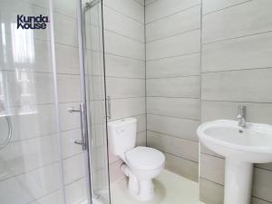Kunda House Gillotte في برمنغهام: حمام مع مرحاض ومغسلة