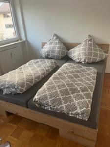 Postel nebo postele na pokoji v ubytování Bergblick Stadtmitte