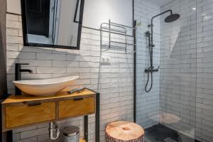 łazienka z umywalką i prysznicem w obiekcie Dreams of Marbella Old Town w Marbelli +37 zdjęć