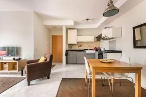 un salon avec une table et une cuisine dans l'établissement San Felipe, à Malaga