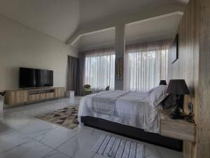 luxury cheerful 4 bedrooms villa in Calodyne tesisinde bir odada yatak veya yataklar