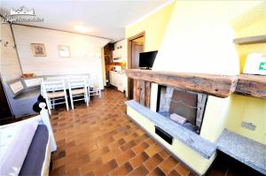 een woonkamer met een open haard en een eetkamer bij Baite Costaccia App 4 in Livigno