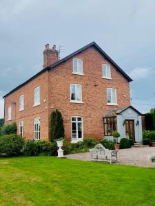 Κήπος έξω από το Golborne Manor Bed and Breakfast