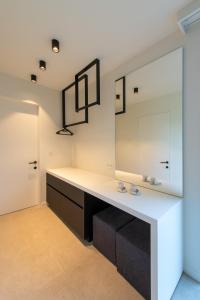 La salle de bains est pourvue d'un lavabo et d'un miroir. dans l'établissement Yzerdyck, à Dixmude