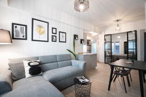 salon z kanapą i stołem w obiekcie apt Seventeen_2-bedroom flat_Athens citycentre w Atenach
