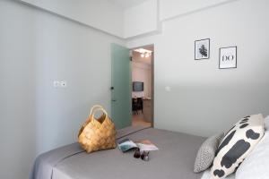 sypialnia z łóżkiem z torebką w obiekcie apt Seventeen_2-bedroom flat_Athens citycentre w Atenach