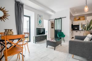 een woonkamer met een bank en een tafel bij Dreams of Marbella in Marbella
