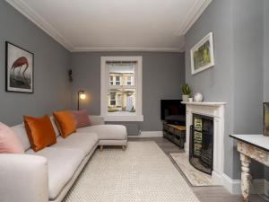sala de estar con sofá blanco y chimenea en Pass the Keys Lovely 2 bed home in Larkhall with street parking, en Bath