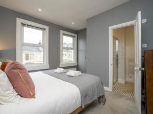 En eller flere senger på et rom på Pass the Keys Lovely 2 bed home in Larkhall with street parking