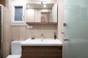 łazienka z umywalką i toaletą w obiekcie apt Seventeen_2-bedroom flat_Athens citycentre w Atenach +20 zdjęć