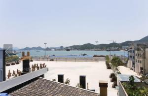 uma vista para a praia a partir do telhado de um edifício em Tongyeong Mu em Tongyeong