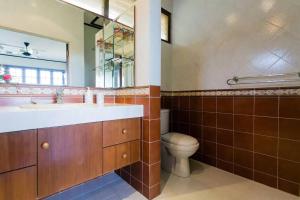 Ванна кімната в Elysia Nongsa 70 Batam Luxury Villa