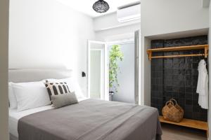 Łóżko lub łóżka w pokoju w obiekcie apt Seventeen_2-bedroom flat_Athens citycentre