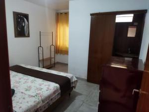 1 dormitorio con 1 cama, vestidor y ventana en Angel Locação de Quartos en Brasilia