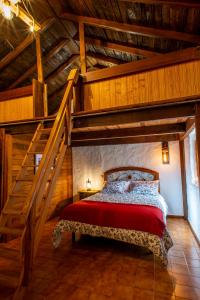 een slaapkamer met een bed in een kamer met een trap bij Casa Rural El Majano in Moya