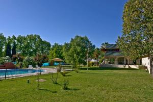 um grande quintal com uma casa e uma piscina em CASA VILLA LOS SAUCES em Luján de Cuyo