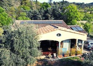 的住宿－Villa Mistral - Profitez du calme de l'Ardèche -，顶部设有太阳能电池板的房子