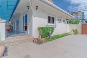 Casa bianca con veranda e patio di Resort 1-Huge Pool, BBQ, 300m-Beach, 8 mins to Walking Street a Pattaya Sud