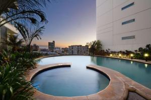 Piscina de la sau aproape de Pandanas Apt 4 (13th floor with great views)
