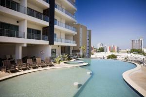 Piscina de la sau aproape de Pandanas Apt 4 (13th floor with great views)