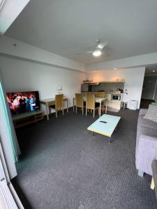 O bucătărie sau chicinetă la Pandanas Apt 4 (13th floor with great views)