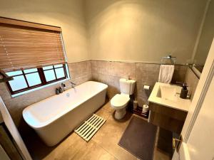 德爾斯特魯姆的住宿－Le Rendezvous，带浴缸、卫生间和盥洗盆的浴室