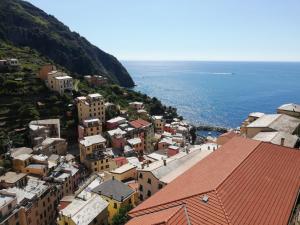 una vista aérea de una ciudad en una colina junto al océano en Le Camere Di Paolo en Riomaggiore