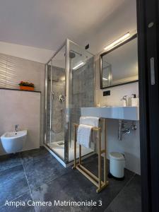 y baño con ducha, lavabo y aseo. en Le Camere Di Paolo en Riomaggiore