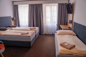 Postel nebo postele na pokoji v ubytování Hotel Zlatá Labuť