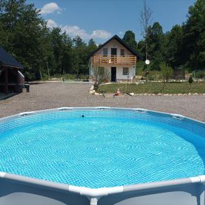 ein großer Pool vor einem Haus in der Unterkunft Otoka Josikovic in Šipovo