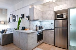 kuchnia z lodówką ze stali nierdzewnej i kanapą w obiekcie apt Seventeen_2-bedroom flat_Athens citycentre w Atenach