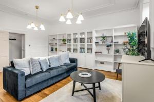 ノリッジにあるBeautiful 2 bed apartment in the heart of the cityのリビングルーム(ソファ、テーブル付)