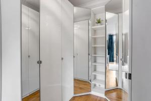 ノリッジにあるBeautiful 2 bed apartment in the heart of the cityの白い壁と鏡が付いたウォークインクローゼット
