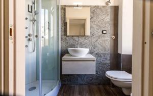 Bilik mandi di Onlyrooms I - Free Parking & Central +100 gambar