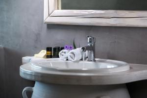 Bilde i galleriet til Athermi Suites - Adults Only i Megalokhori