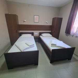 Una cama o camas en una habitación de Hotel Djerdan