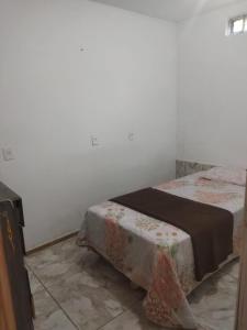 Una cama o camas en una habitación de Angel Locação de Quartos