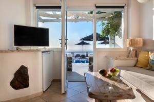 En TV eller et underholdningssystem på Athermi Suites - Adults Only