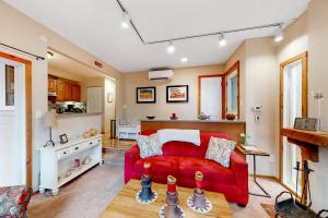 - un salon avec un canapé rouge et une table dans l'établissement South Village 5, à Glen Arbor
