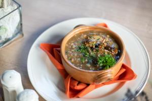 Makanan di atau berdekatan hotel