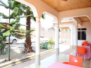 吉佳利的住宿－Room in BB - Martin Aviator Hotel，一个带棕榈树和橙色椅子的门廊