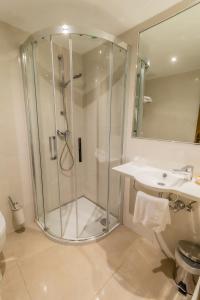un baño con ducha y lavabo en Hostal Santo Domingo de Silos, en Santo Domingo de Silos