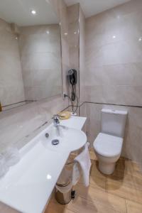 Un baño de Hostal Santo Domingo de Silos