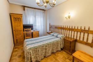 Un dormitorio con una cama y una cómoda. en Hostal Santo Domingo de Silos, en Santo Domingo de Silos
