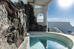 Bassenget på eller i nærheten av Athermi Suites - Adults Only