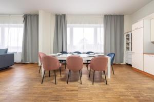 - une salle à manger avec une table et des chaises dans l'établissement Old Town - Vaike Karja Apartment, à Tallinn