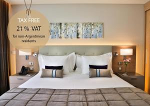 1 dormitorio con 1 cama grande con sábanas y almohadas blancas en Palladio Hotel Buenos Aires - MGallery en Buenos Aires