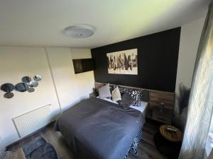 een slaapkamer met een bed in de hoek van een kamer bij Restaurace Pyramida in Karlsbad