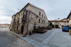 un edificio viejo al costado de una calle en Hostal Santo Domingo de Silos, en Santo Domingo de Silos