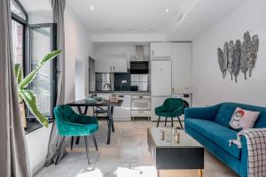 salon z niebieską kanapą i stołem w obiekcie Dreams of Marbella Old Town w Marbelli